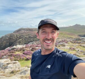 Gwilym Lee Instagram - Bit of R&R running, hiking, swimming and surfing around God’s own Country. Nice one Wales! 👍🏴󠁧󠁢󠁷󠁬󠁳󠁿 #gwlad #cymruambyth #cymru #wales #pembrokeshire