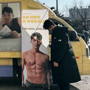 Ha Jun Instagram - 그.. 저기.. 고맙긴 한데..사진을...왜....?🥹 
 
그래도 고마워 천년만년 사랑해❤️