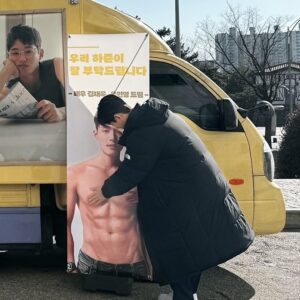 Ha Jun Instagram - 그.. 저기.. 고맙긴 한데..사진을...왜....?🥹 
 
그래도 고마워 천년만년 사랑해❤️