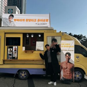 Ha Jun Instagram - 그.. 저기.. 고맙긴 한데..사진을...왜....?🥹 
 
그래도 고마워 천년만년 사랑해❤️