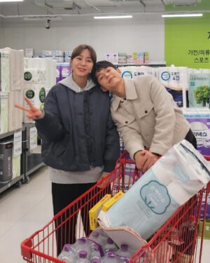 Ha Jun Instagram - 약간 연남동 신혼부부 재질 😝 
#효심이네각자도생 
#liveyourownlife 
#kbsdrama