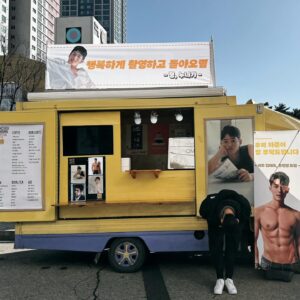 Ha Jun Instagram - 그.. 저기.. 고맙긴 한데..사진을...왜....?🥹 
 
그래도 고마워 천년만년 사랑해❤️