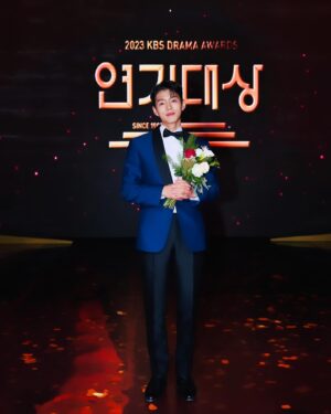 Ha Jun Instagram - 2024 갑진년 새해에는 
더욱 더 사랑 받으며 마음을 같이 하는 
더 좋은 사람 하준이 되겠습니다 
감사합니다 🙇🏻‍♂️ 
#KBS연기대상 #우수상 
#하준#hajun 
#효심이네각자도생 
#liveyourownlife