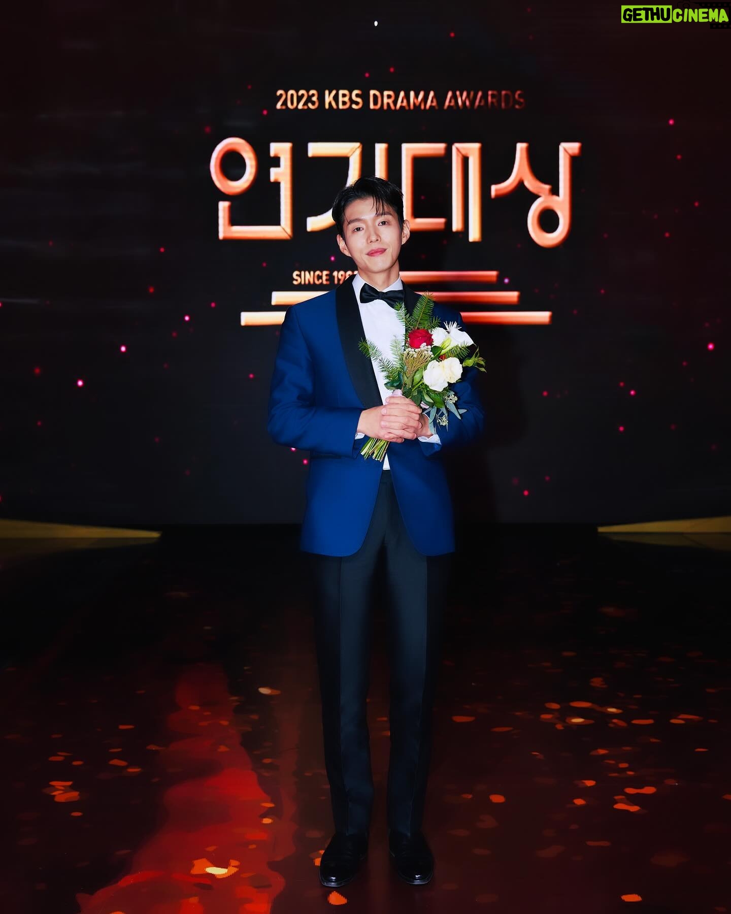 Ha Jun - 41.8K Likes - 2024 갑진년 새해에는
더욱 더 사랑 받으며 마음을 같이 하는
더 좋은 사람 하준이 되겠습니다
감사합니다 🙇🏻♂️
#KBS연기대상 #우수상
#하준#hajun
#효심이네각자도생
#liveyourownlife