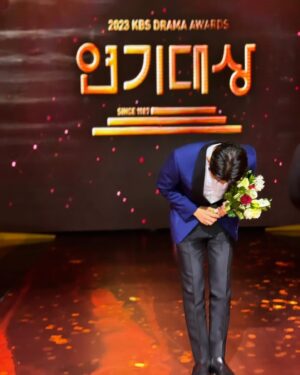 Ha Jun Instagram - 2024 갑진년 새해에는 
더욱 더 사랑 받으며 마음을 같이 하는 
더 좋은 사람 하준이 되겠습니다 
감사합니다 🙇🏻‍♂️ 
#KBS연기대상 #우수상 
#하준#hajun 
#효심이네각자도생 
#liveyourownlife