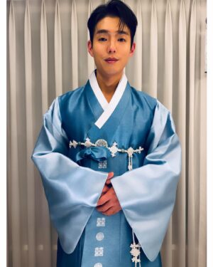 Ha Jun Instagram - 여러분 새해 복 많이 받으십시오.🙇🏻‍♂️ 
#효심이네각자도생 
#liveyourownlife 
#하준 #hajun #happynewyear