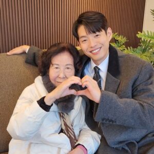 Ha Jun Instagram - 효심이네 각자 도생을 응원해 주시며 광팬이셨던 
우리 할머니께서 오늘 하늘로 가셨습니다…

할머니 하늘에서는 아프지 마시고
행복하세요…

사랑하고 또 사랑하며 감사합니다…