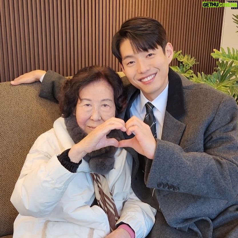 Ha Jun - 50.4K Likes - 효심이네 각자 도생을 응원해 주시며 광팬이셨던
우리 할머니께서 오늘 하늘로 가셨습니다…
할머니 하늘에서는 아프지 마시고
행복하세요…
사랑하고 또 사랑하며 감사합니다…