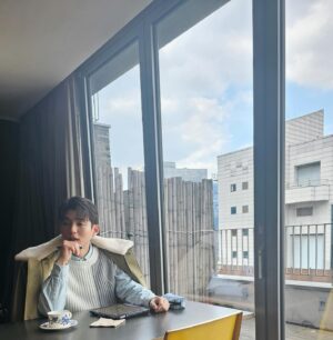 Ha Jun Instagram - 열공...하는척..🤪 
태호 화 안나쪄영🤗 

#효심이네각자도생 
#liveyourownlife