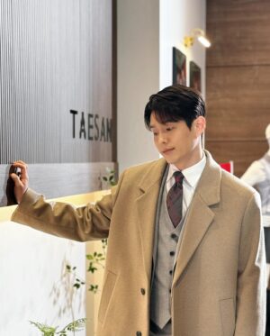 Ha Jun Instagram - 아싸 토요일 😀 
과연 오늘은 결혼 허락을 받을수 있을까요..? 🤩 
#효심이네각자도생 
#liveyourownlife