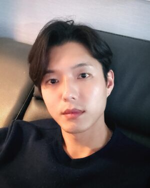 Ha Jun Instagram - 오랜간만에 인사드립니다.🙇🏻‍♂️
모두 행복하세요.❤️