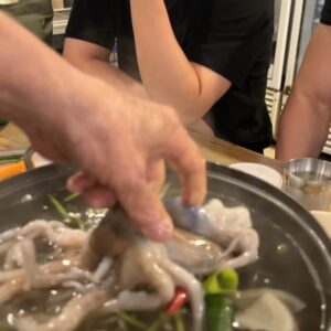 Ha Seok-jin Instagram - 어느덧 선선해진 저녁공기를 맡으며,,
유난히 길었던 늦여름의 이열치열 기록들❤️‍🔥

의외의 여름출장 #NisekoVillage #요테이산 
약수동 #연포탕 새차도 놀란 #38°C

#HigashiyamaReserve
#RCReserve #RCMemories #RCPartner