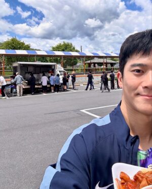 Ha Seok-jin Instagram - 뜨거웠던🔥🏃🏻‍♂️🗼🥢
그리고 역방향 싸인회✍🏼

#전력질주 #팝업상륙작전