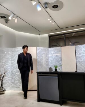 Ha Seok-jin Instagram - #광고
한가을의 북촌 한옥마을에서.🇰🇷

최첨단의 기술가전이 전통 가구와도 이렇게 어울릴수 있다니.

#비스포크인피니트라인X행복작당 과 #SUPERPOSITION 협업 전시가 28일 토요일까지 이뤄집니다.

#삼성비스포크 #비스포크인피니트라인 #행복작당