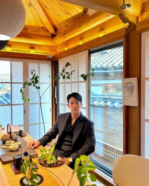 Ha Seok-jin Instagram - #광고
한가을의 북촌 한옥마을에서.🇰🇷

최첨단의 기술가전이 전통 가구와도 이렇게 어울릴수 있다니.

#비스포크인피니트라인X행복작당 과 #SUPERPOSITION 협업 전시가 28일 토요일까지 이뤄집니다.

#삼성비스포크 #비스포크인피니트라인 #행복작당