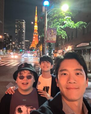 Ha Seok-jin Instagram - 뜨거웠던🔥🏃🏻‍♂️🗼🥢
그리고 역방향 싸인회✍🏼

#전력질주 #팝업상륙작전