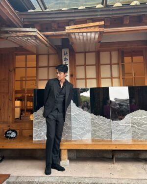 Ha Seok-jin Instagram - #광고
한가을의 북촌 한옥마을에서.🇰🇷

최첨단의 기술가전이 전통 가구와도 이렇게 어울릴수 있다니.

#비스포크인피니트라인X행복작당 과 #SUPERPOSITION 협업 전시가 28일 토요일까지 이뤄집니다.

#삼성비스포크 #비스포크인피니트라인 #행복작당