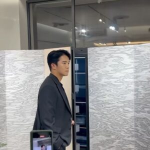 Ha Seok-jin Instagram - #광고
한가을의 북촌 한옥마을에서.🇰🇷

최첨단의 기술가전이 전통 가구와도 이렇게 어울릴수 있다니.

#비스포크인피니트라인X행복작당 과 #SUPERPOSITION 협업 전시가 28일 토요일까지 이뤄집니다.

#삼성비스포크 #비스포크인피니트라인 #행복작당