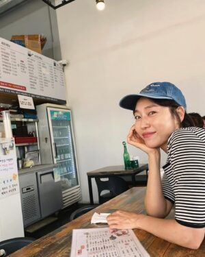 Ha Si-eun Instagram - 주말 나들이🥰
.
.
.
#손흔들고반기면서도찍히겠단의지
