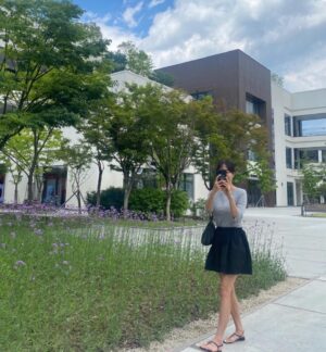 Ha Si-eun Instagram - 나도 짧지만 즐거웠어🥰
@yoodain__ 
.
.
.
.
#눈감은뒷모습사진이좋을나이
#얼굴찍는거부끄러워질나이