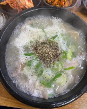 Ha Si-eun Instagram - 갑자기 순대국.
고소한 커피.☕️
죄책감에 아차산🙈
@hyoju_kkk 
.
.
.
#너만만나면넘치는사진💜