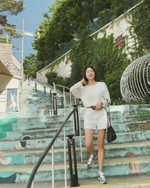 Ha Si-eun Instagram - 10장 꽉채운 오늘.💜
우리들의 파리가 생각난다👯‍♀️
@yeonhee.luv 
.
.
.
.
.
#세컨하우스
#업사이드커피