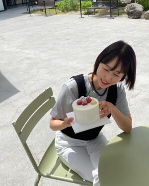 Ha Si-eun Instagram - 거하게 밥먹고 딸기조각케익 안판다는 이유(핑계)로 홀케익사서 먹는 여자들.
담주 생일은 그저 거들뿐🤣 사고나서 생각함.
내손톱도 이쁘게해주는 스윗한 @hyoju_kkk 
.
.
.
#의도치않은미리생파
#한판다먹고헤어짐
#하지만벌써저녁먹을궁리중