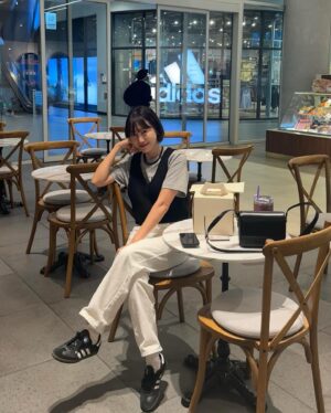 Ha Si-eun Instagram - 거하게 밥먹고 딸기조각케익 안판다는 이유(핑계)로 홀케익사서 먹는 여자들.
담주 생일은 그저 거들뿐🤣 사고나서 생각함.
내손톱도 이쁘게해주는 스윗한 @hyoju_kkk 
.
.
.
#의도치않은미리생파
#한판다먹고헤어짐
#하지만벌써저녁먹을궁리중