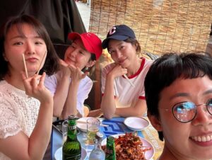 Ha Si-eun Instagram - 한달도 넘게지난 생일파티라 쓰고
왕관대관식 이라 읽을 어제하루😳
예쁜케익도 드레스같았던 옷도 부끄러워하던 노랫소리도 모두 감사해 앵두들❤️
생일축하를 받기도 하기도 조금은 무뎌져가는 나이에
앵두들이 있어 마음껏 행복했던 한달지난 생일🙈
육회집 배경으로 드레스입고, 야장에서 촛불끈 하루💕
.
.
.
.
#레이스옷부끄러워
#사진올리기망설임🙈
#자매육회
#신진슈퍼
#아코토리케이크