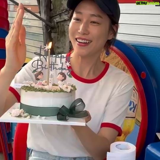 Ha Si-eun - 199 Likes - 한달도 넘게지난 생일파티라 쓰고
왕관대관식 이라 읽을 어제하루😳
예쁜케익도 드레스같았던 옷도 부끄러워하던 노랫소리도 모두 감사해 앵두들❤️
생일축하를 받기도 하기도 조금은 무뎌져가는 나이에
앵두들이 있어 마음껏 행복했던 한달지난 생일🙈
육회집 배경으로 드레스입고, 야장에서 촛불끈 하루💕
.
.
.
.
#레이스옷부끄러워
#사진올리기망설임🙈
#자매육회
#신진슈퍼
#아코토리케이크