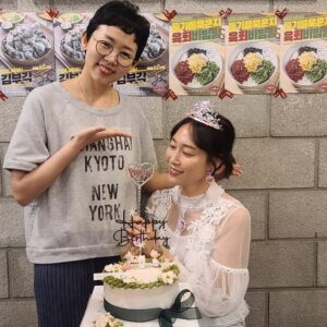 Ha Si-eun Instagram - 한달도 넘게지난 생일파티라 쓰고
왕관대관식 이라 읽을 어제하루😳
예쁜케익도 드레스같았던 옷도 부끄러워하던 노랫소리도 모두 감사해 앵두들❤️
생일축하를 받기도 하기도 조금은 무뎌져가는 나이에
앵두들이 있어 마음껏 행복했던 한달지난 생일🙈
육회집 배경으로 드레스입고, 야장에서 촛불끈 하루💕
.
.
.
.
#레이스옷부끄러워
#사진올리기망설임🙈
#자매육회
#신진슈퍼
#아코토리케이크