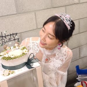 Ha Si-eun Instagram - 한달도 넘게지난 생일파티라 쓰고
왕관대관식 이라 읽을 어제하루😳
예쁜케익도 드레스같았던 옷도 부끄러워하던 노랫소리도 모두 감사해 앵두들❤️
생일축하를 받기도 하기도 조금은 무뎌져가는 나이에
앵두들이 있어 마음껏 행복했던 한달지난 생일🙈
육회집 배경으로 드레스입고, 야장에서 촛불끈 하루💕
.
.
.
.
#레이스옷부끄러워
#사진올리기망설임🙈
#자매육회
#신진슈퍼
#아코토리케이크