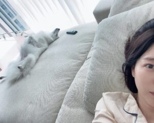 Ha Si-eun Instagram - 1.하늘예쁜어느날
2.우리둘이뒹굴뒹굴
3.내껌딱지
4.또예뻤던 하늘
5.요즘열운동
6.친구가좋은너
7.우리집노을맛집
8.나요새구부리고잠
9.활짝핀이쁜꽃
10.꽃같이이쁜너