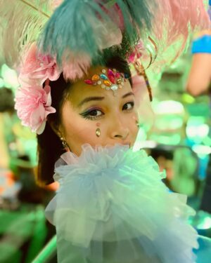 Ha Thanh Špetlíková Instagram - Opouštím tento pro mě půlroční karneval. Mé putování ze San Diega, přes Mexiko a nakonec Brazílii je u konce. Uteklo to neskutečně, zážitky budu postupně ještě zpracovávat, ale Rio bylo krásným vyvrcholením mé cesty. 
.
.
🎉💃🏻💋
 #thanksgod #travelphotography #traveltheworld #travel #carnival #riodejaneiro #brazil #
