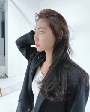 Ha Yul-Ri Instagram - 📷

Photo by @irenemjkim