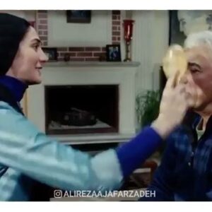 Habib Rezaei Instagram - پدرها
سایه رحمانیت و قدرت خداوند هستند...هرجا که باشند،در هر بُعدو فاصله‌ای،چه مثل پدر صاحب این قلم در آسمانها چه مثل خیلی پدرها در شهر و دیاری دورتر و چه در این ایام لاکردار که حتی در خانه کناری هم باشند،دورند از دیدار وبچه ها پرهیز می‌کنند از ملاقات برای ایمن نگهداشتنشان،هرجاباشند نفس و نگاهشان معجزه 
می‌کند. 
چشم ها را ببندیم با این تصاویر موثرکه با سلیقه @alirezaajafarzadeh 
کنارهم امده‌اند،دست پدر را حتی در خیال غرق بوسه کنیم... ایمان داشته باشیم پدرنیک،نزدیکترین راه تا اجابت دعاست.
گره این روزگار تلخ،انگارفقط با معجزه آنان 
و یاری آسمان،باز میشود...همین.
#حبیب_رضایی