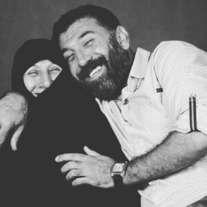 Habib Rezaei Instagram - ...جای خالی را نمیشود پر کرد...هرگز... در امتحانات مدرسه هم،هرررگز 
‌«با کلمات مناسب» جاهای خالی  درست پر نمی‌شوند...که این‌خط فاصله، این نقطه‌چینها تا ابدِزمان، تهی و خالی می مانند... هیچی ترسناکتر از خالی شدن جای کسی نیست..جای عزیزی..و وای.. جای فرزند... جای قوت دل... 
کاش امشب،مرد مومن،به خواب مادرت بیایی... کاش بگذاری چشمهای تر و قرمزش را که می‌بندد،تورا مهمان ببیند... کاش مادرها انقدر داغ نبینند در این جغرافیا...انقدر چشم‌انتظار ماندن حق مادران نیست در این وادی، کاش....تمام شود این 
روزگار تلخ‌تر از زهر... 

**چقدر حالم خوب نیست امشب.. چقدر حال هیچکدوم‌ما خوب نیست امشب.. یه غمی توو هوا هست که...**
همین.

**این جمله از متن نمایش«ترانه‌های قدیمی» نوشته و کارگردانی جناب محمدرحمانیان قرض گرفته شد**

#علی_انصاریان 
 #واکسن_معتبر_بخرید