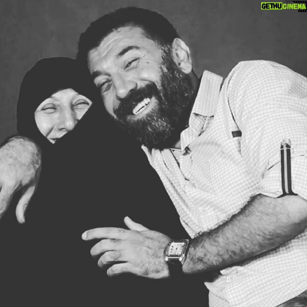 Habib Rezaei - 27.2K Likes - ...جای خالی را نمیشود پر کرد...هرگز... در امتحانات مدرسه هم،هرررگز
«با کلمات مناسب» جاهای خالی درست پر نمیشوند...که اینخط فاصله، این نقطهچینها تا ابدِزمان، تهی و خالی می مانند... هیچی ترسناکتر از خالی شدن جای کسی نیست..جای عزیزی..و وای.. جای فرزند... جای قوت دل...
کاش امشب،مرد مومن،به خواب مادرت بیایی... کاش بگذاری چشمهای تر و قرمزش را که میبندد،تورا مهمان ببیند... کاش مادرها انقدر داغ نبینند در این جغرافیا...انقدر چشمانتظار ماندن حق مادران نیست در این وادی، کاش....تمام شود این
روزگار تلختر از زهر...
**چقدر حالم خوب نیست امشب.. چقدر حال هیچکدومما خوب نیست امشب.. یه غمی توو هوا هست که...**
همین.
**این جمله از متن نمایش«ترانههای قدیمی» نوشته و کارگردانی جناب محمدرحمانیان قرض گرفته شد**
#علی_انصاریان
#واکسن_معتبر_بخرید