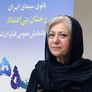 Habib Rezaei Instagram - اعتراض اصناف سینمای ایران به صدا و سیما 
سال‌هاست رسانه‌ انحصاری ملی که مدعی ارتقای فرهنگ و هنر و دانش اجتماعی و حقوق شهروندی است نه تنها از انجام تکالیف ملی و اصلی‌اش جا مانده، بلکه هرازچندگاهی خروج خود از مرزهای اخلاق و انسانیت -به بهانه دفاع از ارزش ها- را در شبکه‌های متعددش به رخ می کشد و در مسیر این ماموریت، چه چهره‌هایی شاخص تر از هنرمندان جامعه برای آنکه هدف تخریب قرار گیرند؟

اهانت اخیر و بی‌شرمانه صدا و سیما به بانویی محترم از جمع کارگردانان سینمای ملی ایران و فرزند هنرمندش، پیش و بیش از آنکه خدشه‌ای به ساحت اعتبار و ارزش این سرمایه فاخر فرهنگی و هنری کشور وارد کند، برای ما سینماگران و همه کسانی که سینمای اجتماعی او را در تمام این سال‌ها دنبال کرده‌اند، گواه گویایی است بر تداوم عامدانه روند ایجاد تفرقه و تخریب توسط سازمان مذکور.

خانه سینما به درخواست روسای صنوف و جمع کثیری از اعضای خود، طی این بیانیه ضمن اعلام وظیفه اخلاقی،فرهنگی، حرفه‌ای و صنفی خود در حراست از  حیثیت کلیه اعضا-به ویژه یکی از فاخرترین چهره‌های فیلمسازش- و ضمن اظهار تأسف برای مدیریت سازمانی که ظاهراً بر محتوای تولیدات رسانه‌اش هیچ نظارت هوشمندانه‌ای ندارد، به نمایندگی از جامعه اصناف سینمایی کشور به مردم ایران اعلام می‌کند که همسو با مطالبات مدنی و حق‌جویانه آنها، چشم بر روی اینگونه توهین‌ها و عملکردهای رسانه ملی نخواهد بست.

همچنین به همه همکاران سینمایی خود پیشنهاد می‌دهد که با خودداری از حضور در برنامه‌های به اصطلاح سینمایی و تحلیلی این رسانه، همدل و همراه، در این اعتراض حرفه ای مشارکت کنند تا این رسانه گمان نبرد که به اتکای قدرت و بودجه وافرش می‌تواند هر تهمت و توهینی را نثار سینمای ایران و چهره‌های فرهنگی این سرزمین کند.