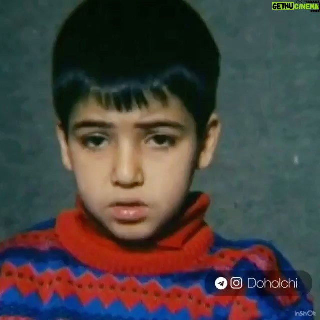 Habib Rezaei - 22.2K Likes - به بهانه #روز_جهانی_کودک که گذشت، یادی کنیم از عباس خان کیارستمی که یادش هرگز نمی گذردو همیشه هست.و شاهکاری به اسم «مشق شب» که در سال ۱۳۶۷ ساخته و برجریده عالم ثبت شد.یکی از هوشمندانه ترین و روانشناسانه ترین نگاه ها به کودکوکودکی و انچه بزرگترها ،میبینند و می سازند،از این جهان بی پیرایه و زلال.هر لحظه اش یک بیانیه جامع از جامعه ای است که میسازیم.چه میشد اگر امروز بزرگسالی این کودکان را میشد دید.
فعلا همین.
*با سپاس از صفحه doholchi,و خانم جهرمی.
#عباس_کیارستمی