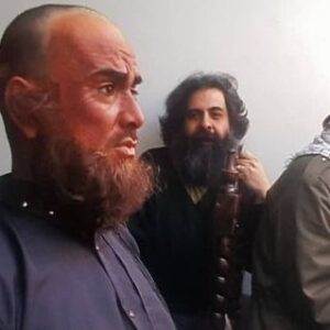 Habib Rezaei Instagram - لطفا ورق بزنید...
و دقیقا ۱۹ سال پیش!!را مرور کنیم درهمچین روزهایی حین اجرای نمایش #خروس
از کارهای ماندگار محمدخان رحمانیان عزیز، در سالن چارسوی تئاترشهر. ماندگار،نه فقط برای قابلیت های استثنایی متن و‌جزییات درخشان اجراو کارگردانی-بازی در نقش طالبان برای صاحب این قلم که،فراموش نشدنی بود- بلکه برای یکی از حیرت انگیز ترین حضورهای بی بدیل زنده یاد#احمد_آقالو که واقعا هرگز جایش پر نمی شود.
و این گنجینه سیف الله خان‌صمدیان عجب معدن وسوسه انگیزی است برای انچه در این چند دهه گذشته است. ممنون از او‌‌ و‌حضور همیشه حاضرش و‌ثبت بی وقفه از هر انچه ارزش دوباره و‌چندباره دیدن داشته و‌دارد.
و حرف حیاتی این روزها:
کاش همه در خانه می ماندیم و....همین.