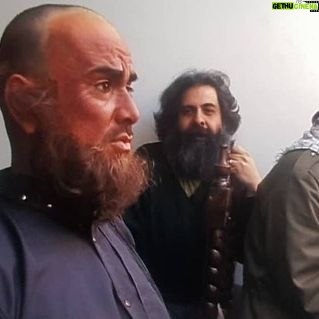 Habib Rezaei - 7.7K Likes - لطفا ورق بزنید...
و دقیقا ۱۹ سال پیش!!را مرور کنیم درهمچین روزهایی حین اجرای نمایش #خروس
از کارهای ماندگار محمدخان رحمانیان عزیز، در سالن چارسوی تئاترشهر. ماندگار،نه فقط برای قابلیت های استثنایی متن وجزییات درخشان اجراو کارگردانی-بازی در نقش طالبان برای صاحب این قلم که،فراموش نشدنی بود- بلکه برای یکی از حیرت انگیز ترین حضورهای بی بدیل زنده یاد#احمد_آقالو که واقعا هرگز جایش پر نمی شود.
و این گنجینه سیف الله خانصمدیان عجب معدن وسوسه انگیزی است برای انچه در این چند دهه گذشته است. ممنون از او وحضور همیشه حاضرش وثبت بی وقفه از هر انچه ارزش دوباره وچندباره دیدن داشته ودارد.
و حرف حیاتی این روزها:
کاش همه در خانه می ماندیم و....همین.