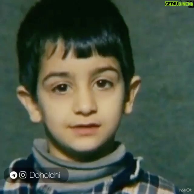 Habib Rezaei - 22.2K Likes - به بهانه #روز_جهانی_کودک که گذشت، یادی کنیم از عباس خان کیارستمی که یادش هرگز نمی گذردو همیشه هست.و شاهکاری به اسم «مشق شب» که در سال ۱۳۶۷ ساخته و برجریده عالم ثبت شد.یکی از هوشمندانه ترین و روانشناسانه ترین نگاه ها به کودکوکودکی و انچه بزرگترها ،میبینند و می سازند،از این جهان بی پیرایه و زلال.هر لحظه اش یک بیانیه جامع از جامعه ای است که میسازیم.چه میشد اگر امروز بزرگسالی این کودکان را میشد دید.
فعلا همین.
*با سپاس از صفحه doholchi,و خانم جهرمی.
#عباس_کیارستمی