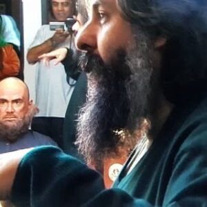 Habib Rezaei Instagram - لطفا ورق بزنید...
و دقیقا ۱۹ سال پیش!!را مرور کنیم درهمچین روزهایی حین اجرای نمایش #خروس
از کارهای ماندگار محمدخان رحمانیان عزیز، در سالن چارسوی تئاترشهر. ماندگار،نه فقط برای قابلیت های استثنایی متن و‌جزییات درخشان اجراو کارگردانی-بازی در نقش طالبان برای صاحب این قلم که،فراموش نشدنی بود- بلکه برای یکی از حیرت انگیز ترین حضورهای بی بدیل زنده یاد#احمد_آقالو که واقعا هرگز جایش پر نمی شود.
و این گنجینه سیف الله خان‌صمدیان عجب معدن وسوسه انگیزی است برای انچه در این چند دهه گذشته است. ممنون از او‌‌ و‌حضور همیشه حاضرش و‌ثبت بی وقفه از هر انچه ارزش دوباره و‌چندباره دیدن داشته و‌دارد.
و حرف حیاتی این روزها:
کاش همه در خانه می ماندیم و....همین.
