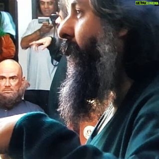 Habib Rezaei - 7.7K Likes - لطفا ورق بزنید...
و دقیقا ۱۹ سال پیش!!را مرور کنیم درهمچین روزهایی حین اجرای نمایش #خروس
از کارهای ماندگار محمدخان رحمانیان عزیز، در سالن چارسوی تئاترشهر. ماندگار،نه فقط برای قابلیت های استثنایی متن وجزییات درخشان اجراو کارگردانی-بازی در نقش طالبان برای صاحب این قلم که،فراموش نشدنی بود- بلکه برای یکی از حیرت انگیز ترین حضورهای بی بدیل زنده یاد#احمد_آقالو که واقعا هرگز جایش پر نمی شود.
و این گنجینه سیف الله خانصمدیان عجب معدن وسوسه انگیزی است برای انچه در این چند دهه گذشته است. ممنون از او وحضور همیشه حاضرش وثبت بی وقفه از هر انچه ارزش دوباره وچندباره دیدن داشته ودارد.
و حرف حیاتی این روزها:
کاش همه در خانه می ماندیم و....همین.