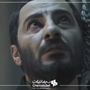 Habib Rezaei Instagram - …وهمین

بر آنم که زندگی کنم
پیش از آنکه واپسین نفس را برآرم-
پیش از آنکه پرده فرو افتد
پیش از پژمردن آخرین گل
بر آنم که زندگی کنم
بر آنم که عشق بورزم
بر آنم که باشم
در این جهان ظلمانی
در این روزگار سرشار از فجایع
در این دنیای پر از کینه
نزد کسانی که نیازمند منند
کسانی که نیازمند ایشانم
کسانی که ستایش‌انگیزند
تا دریابم
شگفتی کنم
بازشناسم
که‌ام
که می‌توانم باشم
که می‌خواهم باشم؟
تا روزها بی‌ثمر نماند
ساعت‌ها جان یابد
لحظه‌ها گران‌بار شود
هنگامی‌که می‌خندم
هنگامی‌که می‌گریم
هنگامی‌که لب فرو می‌بندم
در سفرم به سوی تو
به سوی خود
به سوی خدا
که راهی‌ست ناشناخته
پُر خار
ناهموار
راهی که باری در آن گام می‌گذارم
که قدم نهاده‌ام
و سر بازگشت ندارم
بی‌آنکه دیده باشم شکوفایی گل‌ها را
بی‌آنکه شنیده باشم خروش رودها را
بی‌آنکه به شگفت درآیم از زیبایی حیات
اکنون مرگ می‌تواند فراز آید
اکنون می‌توانم به راه افتم
.
■ شاعر: مارگوت بیکل | ترجمهٔ #احمد_شاملو 

@cinematicket 
@navidmohammadzadeh 
@paymanmaadi 
@parinazizadyar 
@hamid.farrokhnezhad 
#شهاب_حسینی 
#پارساپیروزفر 
#حبیب_رضایی 
@abyarofficial 
@javadezzati 
#لیلاحاتمی 
@bahramafshariofficial
