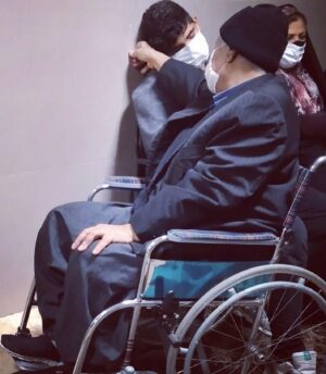 Habib Rezaei Instagram - ...گفتند پسر،پدر را با عشق،با احترام و‌با هزار‌امید به ویزیت دکتر رسانده‌است.و‌ در صف انتظار،این چنین خواب و خستگی اورا ربوده... همه شرافت و قداست و عزت «پدر بودن» در آن دستی است که به زیر سر جگرگوشه تکیه داده،که شاید بیشتر وکمی آسوده‌تر، چهره آرام‌گرفته پسررا تماشا کند... #روزپدر ،برای این قلم،و‌شاید خیلی‌های دیگر که انها نیز سالها پیش یا در همین کوران خانمان برانداز آلودگی،جسم پدر رابه خاک سپرده‌اند، در تجلی تعظیم برچنین لحظه‌های آسمانی خلاصه شود.کاش میشد بر این دست و بر این چرخش پر مهر گردن، بوسه زد... از پدرها،بایدهر شرمندگی و ضعفی، دور بماند.... کاش دور می‌ماند... روز بزرگ پدرها برهمه مِهرهای نگفته و‌بوسه های جامانده از دستانشان مبارک باد...

*عکس از جناب رضا حسینی است  در بیمارستان نور شهریار...
#روزپدرمبارک 
#روزمردمبارک