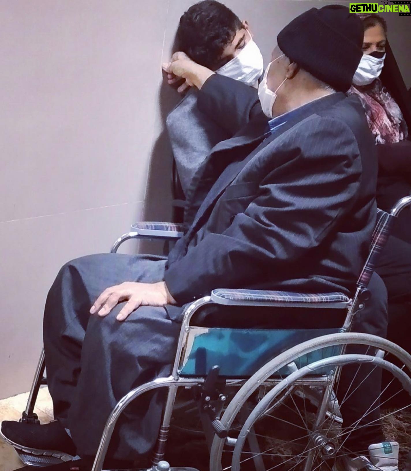 Habib Rezaei - 21K Likes - ...گفتند پسر،پدر را با عشق،با احترام وبا هزارامید به ویزیت دکتر رساندهاست.و در صف انتظار،این چنین خواب و خستگی اورا ربوده... همه شرافت و قداست و عزت «پدر بودن» در آن دستی است که به زیر سر جگرگوشه تکیه داده،که شاید بیشتر وکمی آسودهتر، چهره آرامگرفته پسررا تماشا کند... #روزپدر ،برای این قلم،وشاید خیلیهای دیگر که انها نیز سالها پیش یا در همین کوران خانمان برانداز آلودگی،جسم پدر رابه خاک سپردهاند، در تجلی تعظیم برچنین لحظههای آسمانی خلاصه شود.کاش میشد بر این دست و بر این چرخش پر مهر گردن، بوسه زد... از پدرها،بایدهر شرمندگی و ضعفی، دور بماند.... کاش دور میماند... روز بزرگ پدرها برهمه مِهرهای نگفته وبوسه های جامانده از دستانشان مبارک باد...
*عکس از جناب رضا حسینی است در بیمارستان نور شهریار...
#روزپدرمبارک
#روزمردمبارک