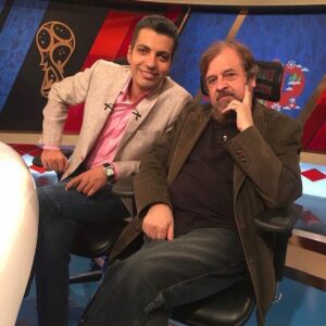 Habib Rezaei Instagram - دوسال است که دوستان نزدیک‌میدانیم این چنگال بی‌رحم به تن‌شریف این مردنازنین 
#حمیدرضا_صدرحمله کرده‌است و این روزها انگار،فاتحانه‌تر در حال جولان است وخبر می‌رسد:
« حال اقای صدر خوب نیست»…
و این قلم،در همه این مدت،نشد و‌نخواست‌و توانش رانداشت-الان هم ندارد-که کلامی از بیماری این عزیز وافسوس و حسرت این وضعیت بگوید و بنویسد و اصلاحتی به آن فکرکند،از بس که زلال است این مرد،ازبس که 
«می داند»،
از بس که شریف و صحیح زندگی کرده،از بس که استثنایی است و در هر دو سرزمین پر مدعی این عصر،یعنی فوتبال‌و‌سینما،سردار است و‌دانا،ازبس که غنیمت است هر آن هم‌کلام‌شدن بااو،از بس که ذوق کودکانه‌اش از یک پاس زیبا در فوتبال یا یک پلان درست در سینما دست‌نیافتنی است،ازبس خودش تکرارنشدنی است …
«حال اقای صدر خوب نیست» این عبارت،همراه اخبار بی‌رحم این روزها،کافی بوده‌که تمام دو شب گذشته به بیداری بگذرد و کلافگی و….می‌دانم روزگارمان پراست از این خبرها،می‌دانم دست‌کم در یکسال‌نیم گذشته همه،بارها و بارها تنمان از این جنس جمله‌ها،لرزیده…اما همیشه انگار بار اول است.از خودخواهی ماهاست و‌می دانم نمی‌دانیم واقعا،عزیزانی اینچنین بی‌بدیل و بی‌جانشین‌و‌بی‌تکرار در دل،در این موقعیت چه طلب میکنند…اما به جایی برنمی‌خورد که کمی‌خودخواهی کنیم و به صاحب آسمان ‌‌وزمین،برای نفع خودمان‌حتی، بگوییم مگر نه اینکه معجزه اشارت شماست؟ پس بیا و به اشاره‌ای ما و‌جهان این روزها قحطی زده از آدم حسابی‌هارا به نفس چاق و صدای‌گرم و‌ بودن”حمیدرضا صدر” نازنین ،دوباره‌مهمان کن…‌به خداییت قسم حیف است…دراین بزنگاه‌ها، همیشه از نگاه کردن به تصویر و عکسهای مشترک،گریزانم‌وشاید بیشتر ترسان. یادآوری‌ها-دست کم‌نگارنده را-دچار حسرتی فلج‌کننده میکند…عکس مقابل،یادگار روزها و شبهایی است که ویژه برنامه‌های ورزشی جولانگاه بزرگان بود نه مثل الان که….بگذریم ….
باهمه موجودی جان،برای‌جان این وجود،دعا کنیم….بغض بسیار….کمی امید….و‌همین.

#حمید_رضا_صدر
#عادل_فردوسی_پور 
#دعاء 
#فوتبال #سینما 
#حبیب_رضایی 
@hamid.reza.sadr