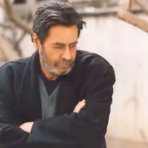 Habib Rezaei Instagram - امروزچهاردهمین سال هجرت 
این کوه عشق و‌شعور و شور و شیدایی است…
خدا را سپاس که در حیاتشان،فرصت بهره از این چشمه بی‌مثال نصیب شد 
و حسرت و زخمی که از این فراق ، 
داغ‌تر و‌تازه‌تر به‌جا مانده تا عمر زمان…
یادش چون صدایش و نقشهایش ماندگار…
#خسرو_شکیبایی
#حبیب_رضایی